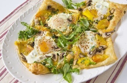 Яичница на слоёном тесте: вкусный и простой рецепт