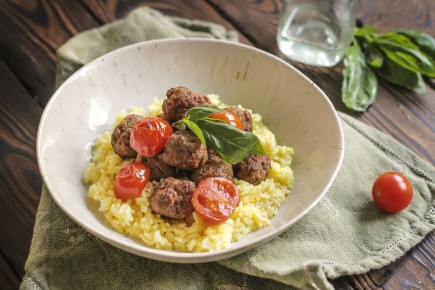 Новый взгляд на классическое блюдо: Мясные фрикадельки с помидорками черри и рисом