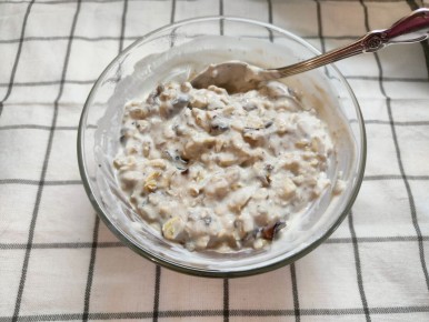 Нежная холодная овсянка с черносливом и орехами для утреннего заряда