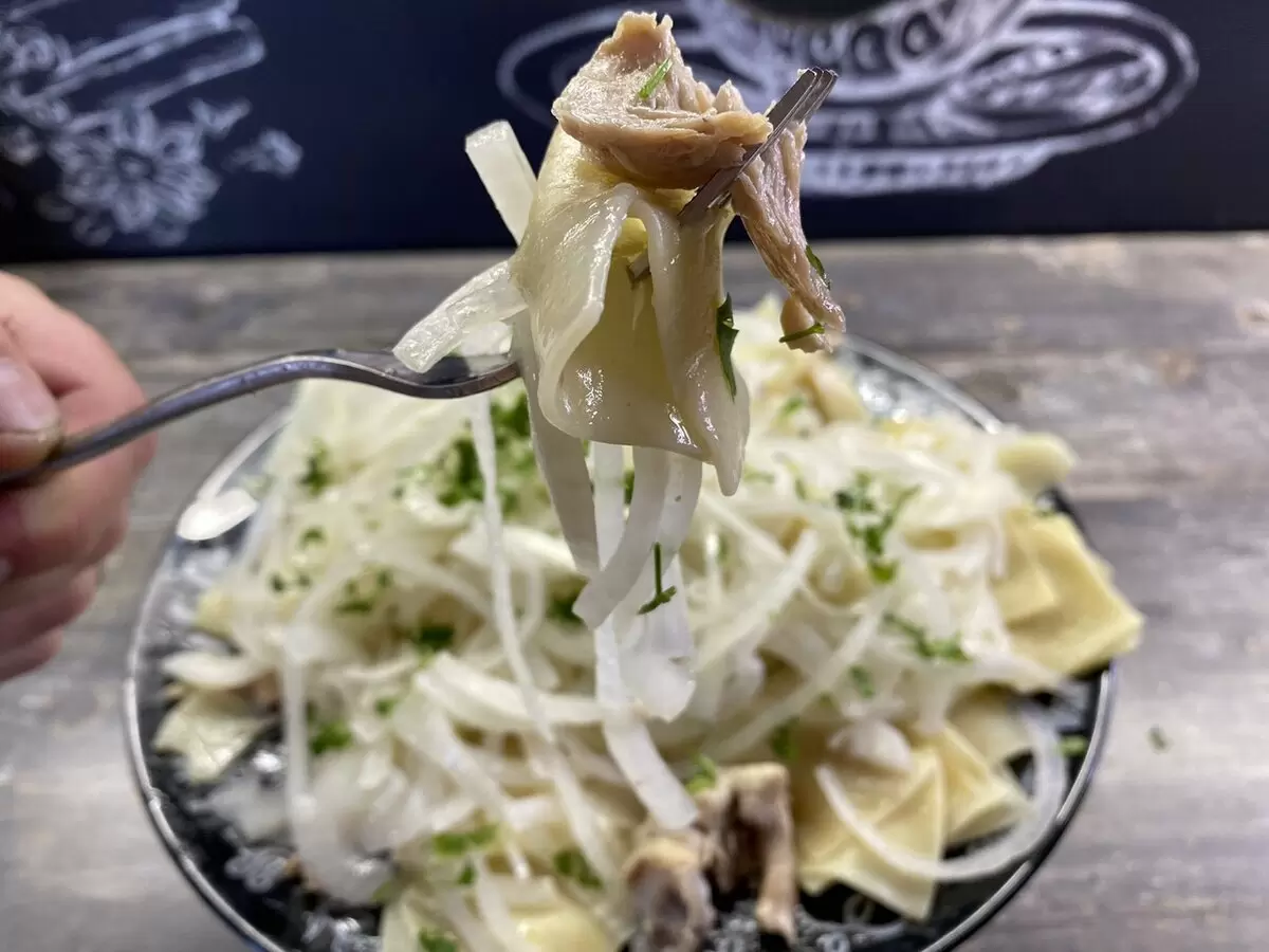 Сытное и недорогое угощение для гостей: простой рецепт бешбармака