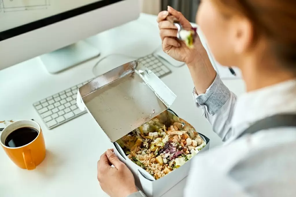 Как еда навынос помогает расслабиться после трудного дня