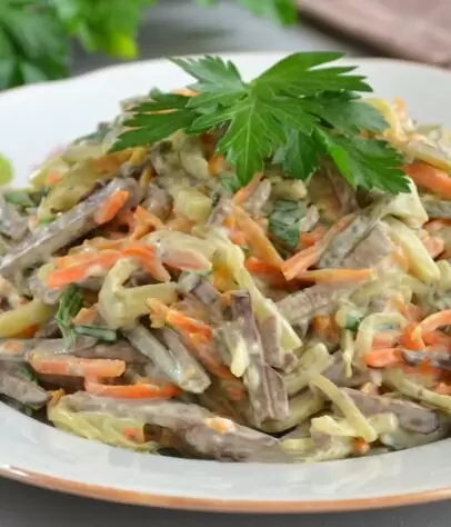 Куриную печень и соленые огурцы удачно объединяем в одном салате