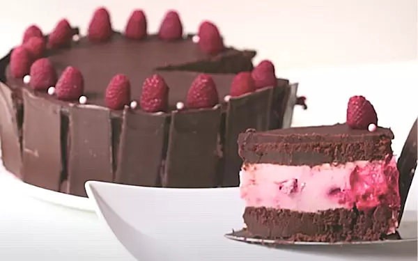 Весеннее вдохновение: уникальный муссовый торт с вишней и шоколадом