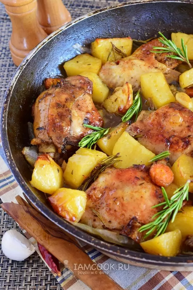 Сытный ужин в одном противне: мясо с картошкой, которое готовится само