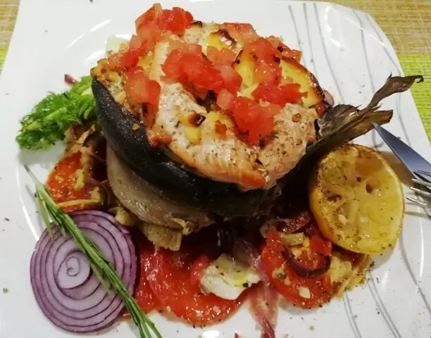 Как приготовить сочную горбушу на овощной подушке: секреты и лайфхаки