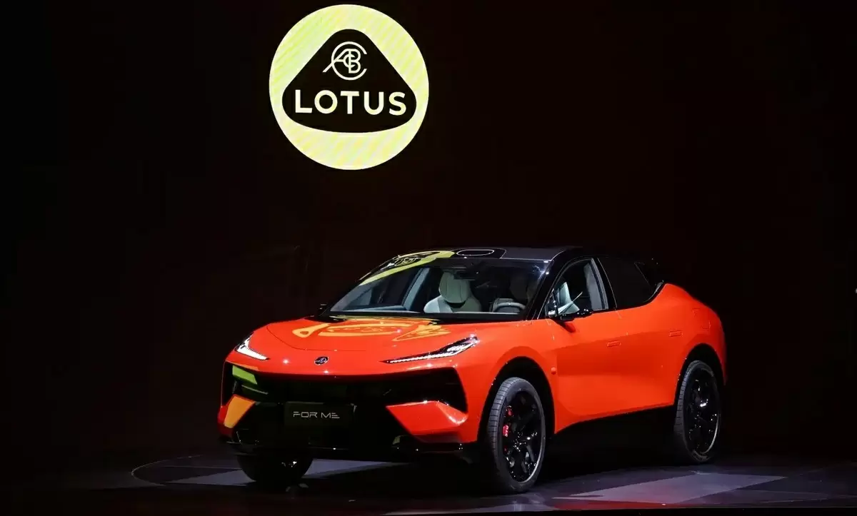 Lotus отказывается от электричества: новый гибридный кроссовер For Me