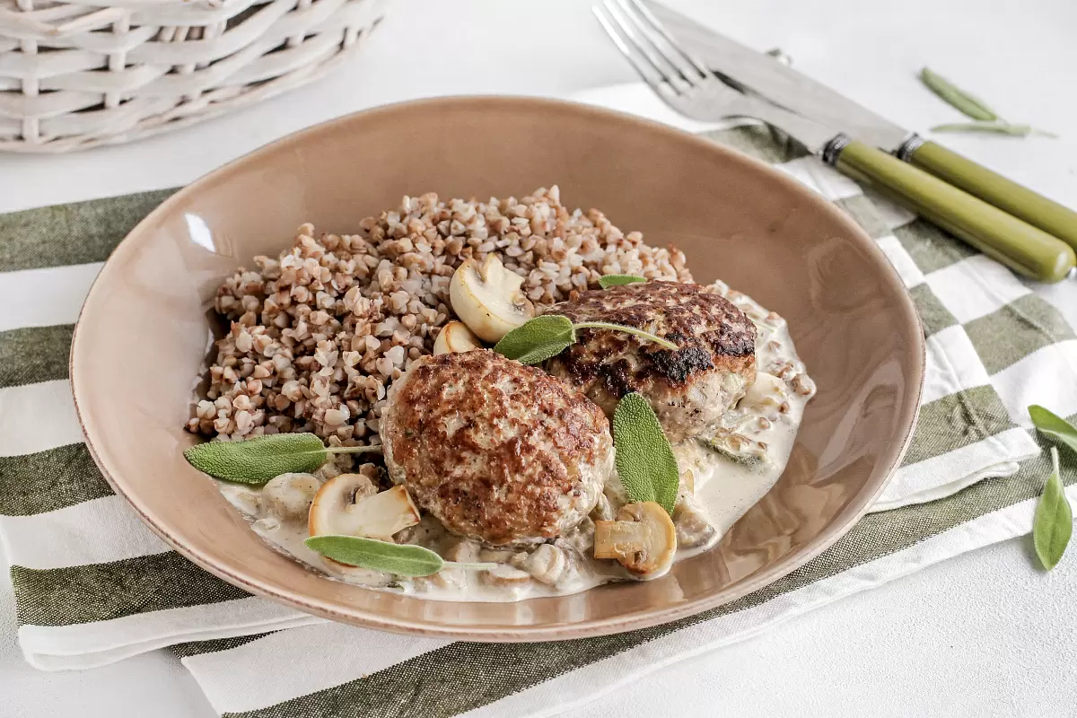 Нежные свиные котлеты с грибным соусом: как приготовить идеальный ужин