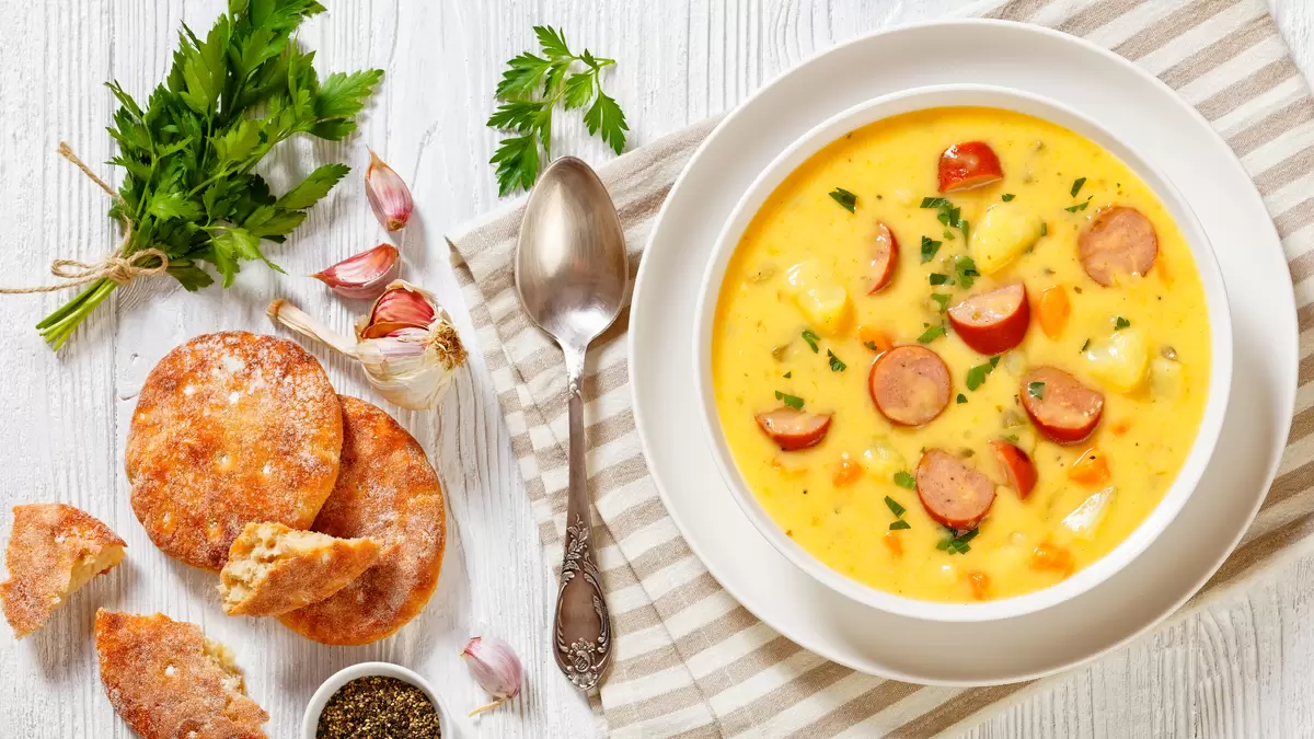 Сытный картофельный суп с колбасой: готовим за 30 минут