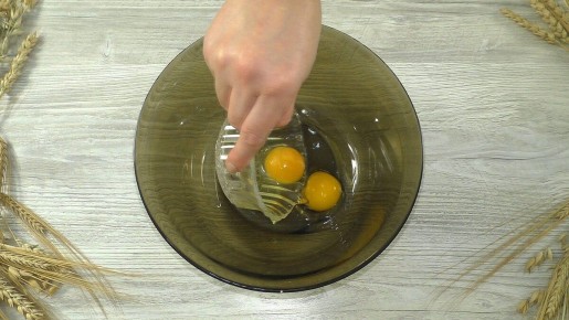 Завтрак мечты: простые блинчики с колбасой и зеленью