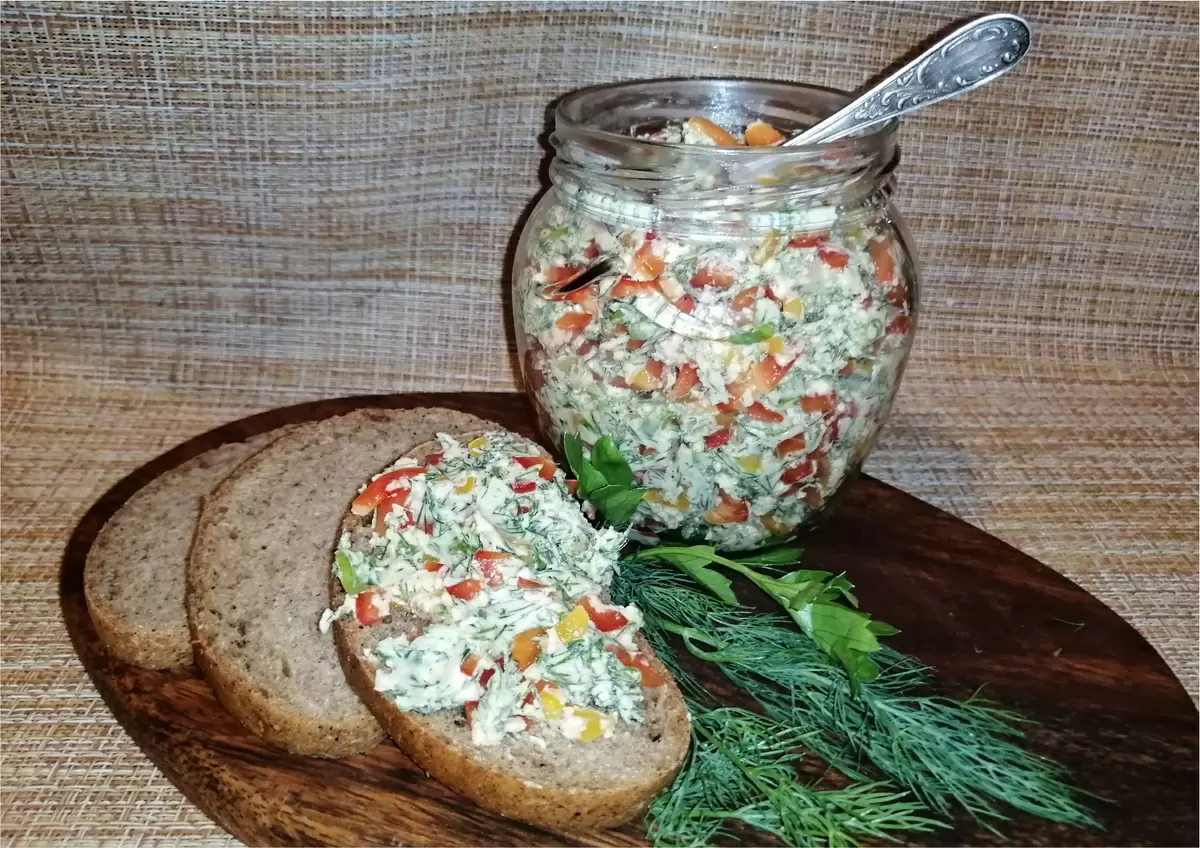 Бутербродное масло с зеленью и болгарским перцем: ароматная закуска за 45 минут