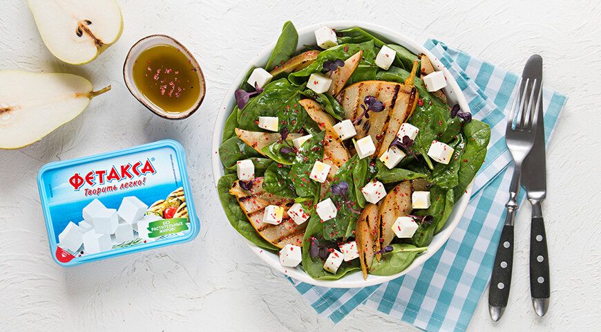 Пикантный салат с грушами и фетаксой