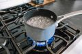 Тайны борьбы с пригоревшими кастрюлями: 3 простых способа вернуть чистоту