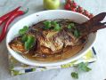 Карась, запечённый с луком и яблоком: простой рецепт для ценителей речной рыбы
